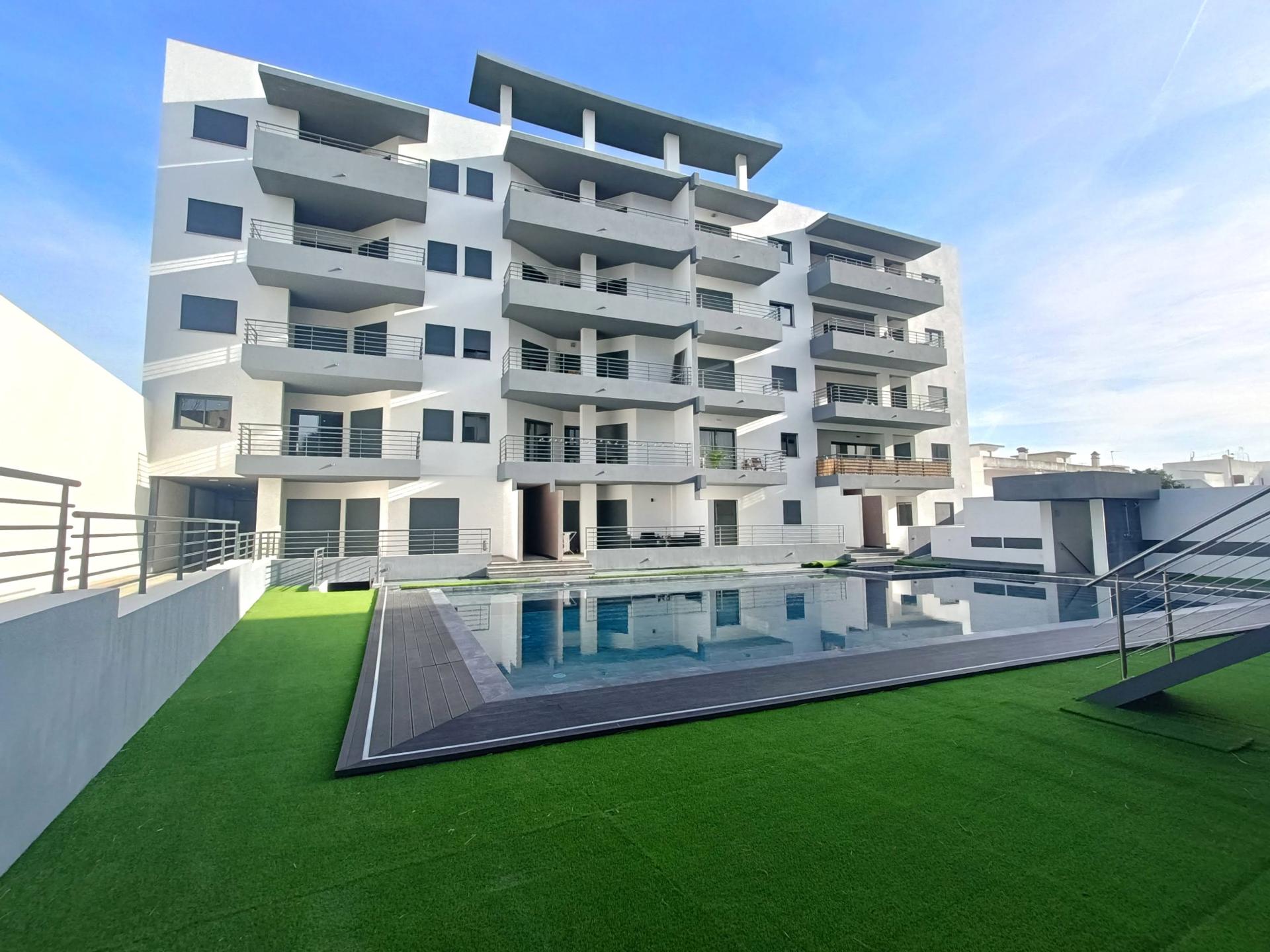 Apartamento T4 em Condomínio com Piscina .
