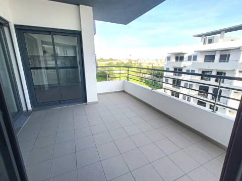 Apartamento T4 em Condomínio com Piscina .