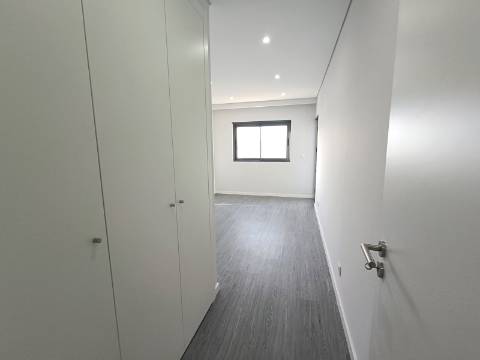 Apartamento T4 em Condomínio com Piscina .