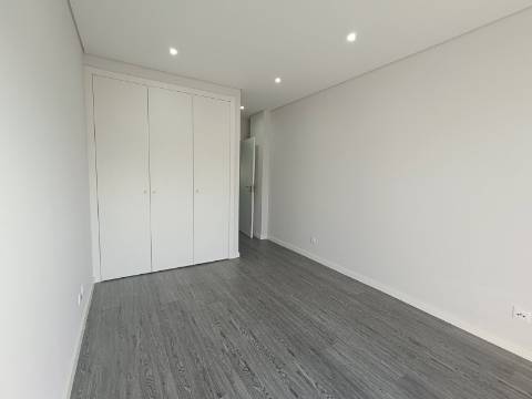 Apartamento T4 em Condomínio com Piscina .