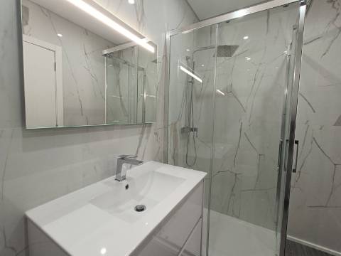 Apartamento T4 em Condomínio com Piscina .