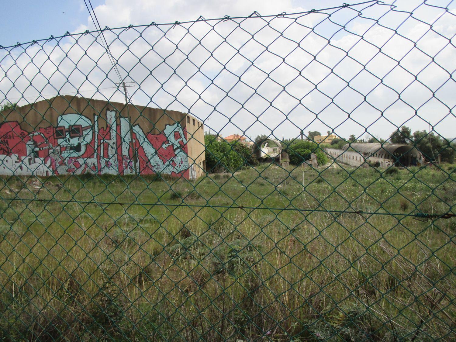Terreno misto em Santa Barbara de Nexe ( Faltosa ) entre o mar e a serra, Aldeia que pertence a Faro.

