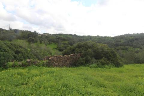 Terreno com 848 m2 de área, com uma ruína de 200 m2