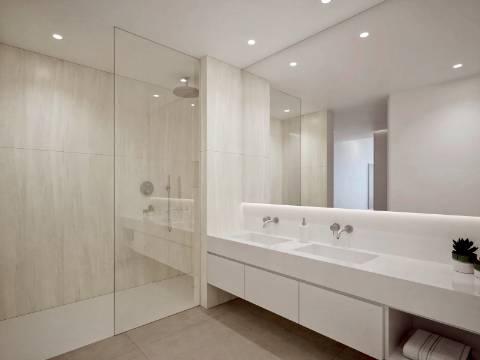 Moradia Isolada V4 com Piscina - O Refúgio de Luxo que Você Merece em Lagos