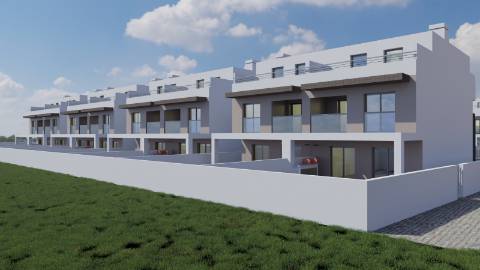 Moradia T3+2 com Piscina a Apenas 500 Metros da Praia da Lota