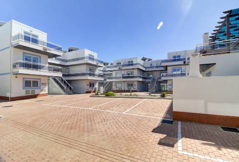 T1+3 Duplex com Garagem e Acesso Direto à Praia - Manta Rota