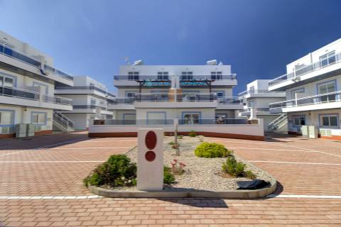 T1+3 Duplex com Garagem e Acesso Direto à Praia - Manta Rota