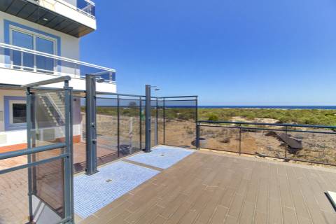 T0+1 com Garagem e Acesso Direto à Praia - Manta Rota