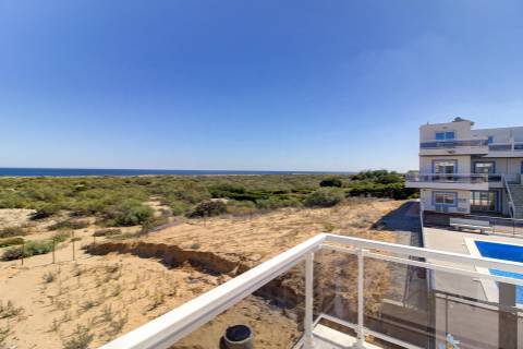 T0+1 com Garagem e Acesso Direto à Praia - Manta Rota