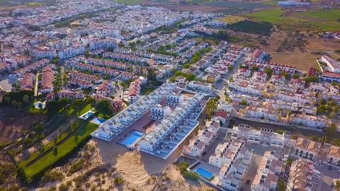 T0+1 com parqueamento e Acesso Direto à Praia - Manta Rota