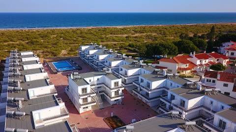 T1+3 Duplex com Garagem e Acesso Direto à Praia - Manta Rota