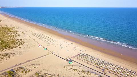 T1+3 Duplex com Garagem e Acesso Direto à Praia - Manta Rota