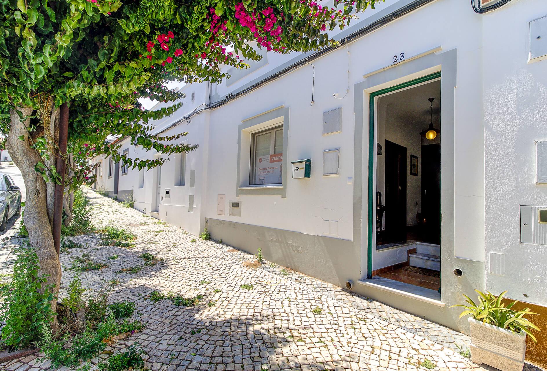 Moradia T3+2 com Jardim, Garagem e Vista Castelo no Centro de Castro Marim - 2 Artigos Vendidos em Conjunto