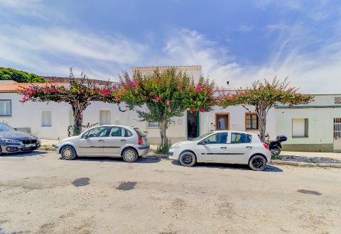 Moradia T3+2 com Jardim, Garagem e Vista Castelo no Centro de Castro Marim - 2 Artigos Vendidos em Conjunto