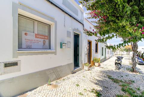 Moradia T3+2 com Jardim, Garagem e Vista Castelo no Centro de Castro Marim - 2 Artigos Vendidos em Conjunto