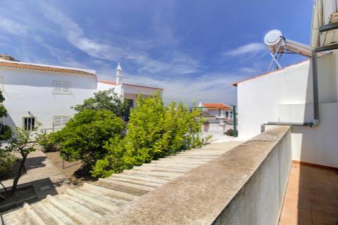 Moradia T3+2 com Jardim, Garagem e Vista Castelo no Centro de Castro Marim - 2 Artigos Vendidos em Conjunto