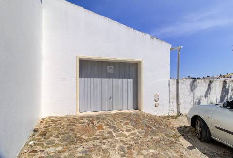 Moradia T3+2 com Jardim, Garagem e Vista Castelo no Centro de Castro Marim - 2 Artigos Vendidos em Conjunto