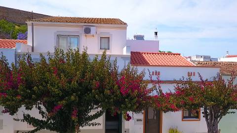 Moradia T3+2 com Jardim, Garagem e Vista Castelo no Centro de Castro Marim - 2 Artigos Vendidos em Conjunto