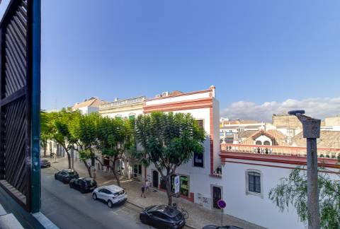 Apartamento T3 remodelado no centro de Tavira com vistas panorâmicas