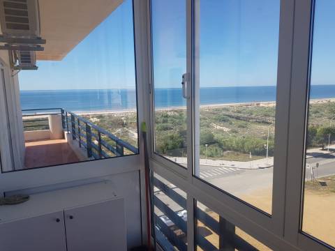 T2 com Terraço de 23m2 em Monte Gordo na Primeira Linha, Vista Mar