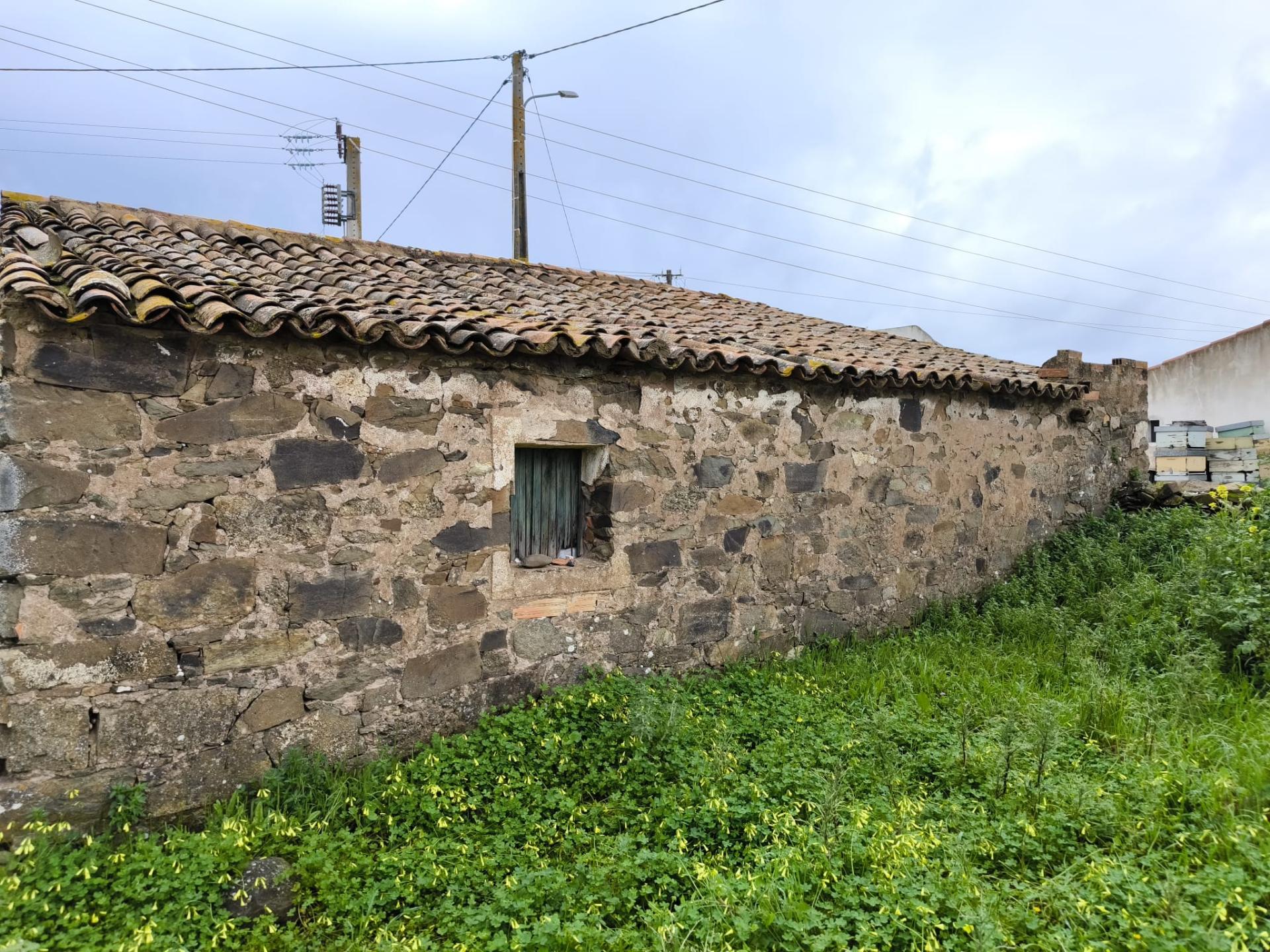 MORADIA COM TERRENO EM RUINAS - COM 600 M2 - PARA HABITAÇÃO - TURISMO - COM TERRENO DE 600 M2 - EM MILFRADES - VAQUEIROS - ALCOUTIM - ALGARVE