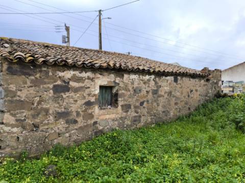 MORADIA COM TERRENO EM RUINAS - COM 600 M2 - PARA HABITAÇÃO - TURISMO - COM TERRENO DE 600 M2 - EM MILFRADES - VAQUEIROS - ALCOUTIM - ALGARVE