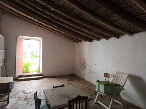 MORADIA COM TERRENO EM RUINAS - COM 600 M2 - PARA HABITAÇÃO - TURISMO - COM TERRENO DE 600 M2 - EM MILFRADES - VAQUEIROS - ALCOUTIM - ALGARVE