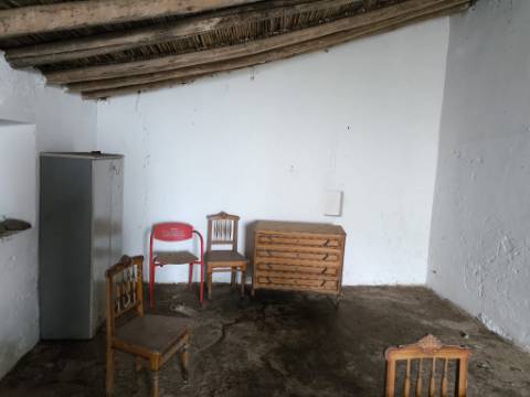 MORADIA COM TERRENO EM RUINAS - COM 600 M2 - PARA HABITAÇÃO - TURISMO - COM TERRENO DE 600 M2 - EM MILFRADES - VAQUEIROS - ALCOUTIM - ALGARVE