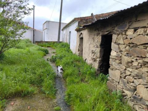 MORADIA COM TERRENO EM RUINAS - COM 600 M2 - PARA HABITAÇÃO - TURISMO - COM TERRENO DE 600 M2 - EM MILFRADES - VAQUEIROS - ALCOUTIM - ALGARVE