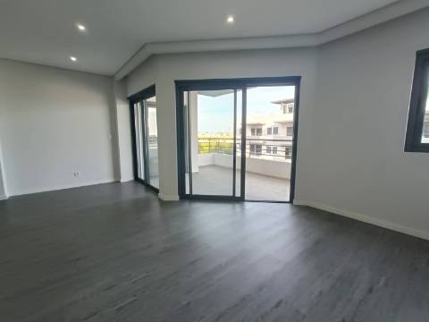 Apartamento T3 em Condomínio com Piscina e jardim novo a estrear!!!