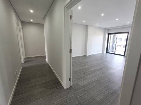 Apartamento T3 em Condomínio com Piscina e jardim novo a estrear!!!