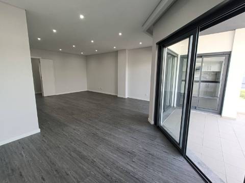 Apartamento T3 em Condomínio com Piscina e jardim novo a estrear!!!