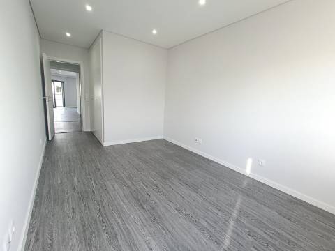 Apartamento T3 em Condomínio com Piscina e jardim novo a estrear!!!
