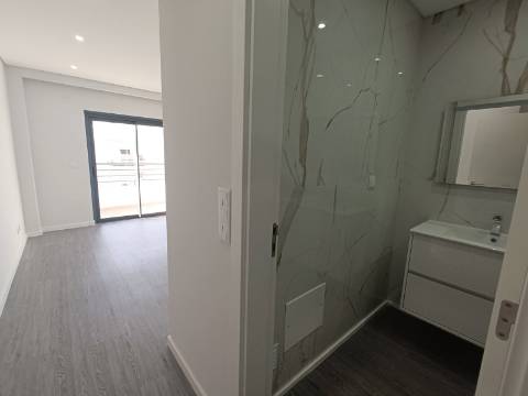 Apartamento T3 em Condomínio com Piscina e jardim novo a estrear!!!