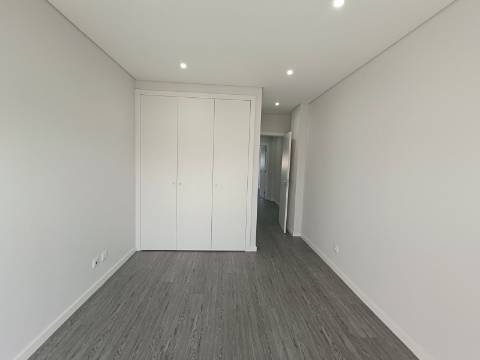Apartamento T3 em Condomínio com Piscina e jardim novo a estrear!!!