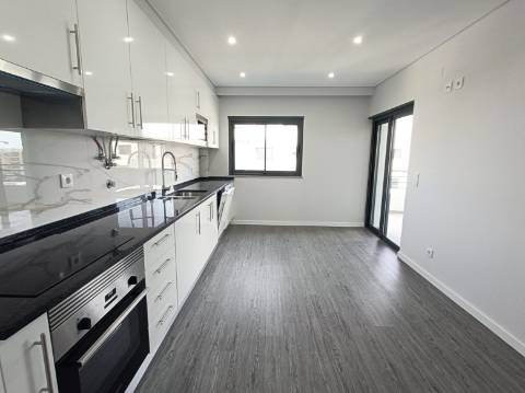 Apartamento T3 em Condomínio com Piscina e jardim novo a estrear!!!