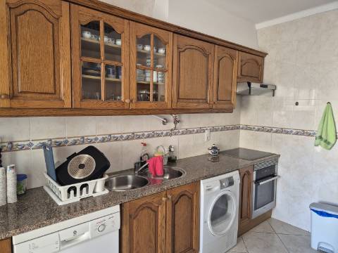 Apartamento T2 com áreas grandes para arrendamento de Setembro a Junho.