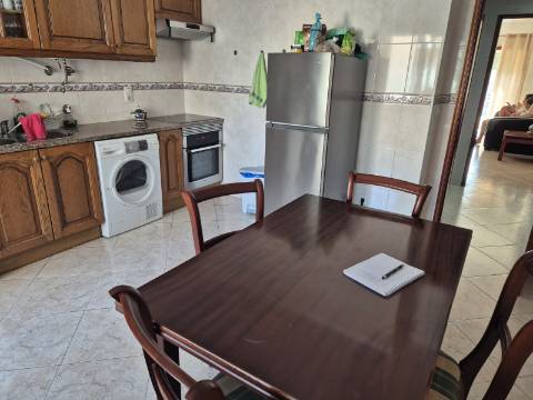 Apartamento T2 com áreas grandes para arrendamento de Setembro a Junho.