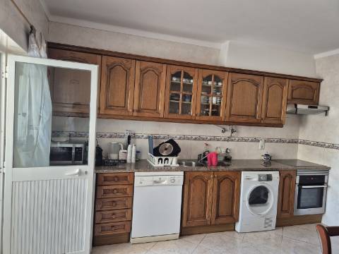 Apartamento T2 com áreas grandes para arrendamento de Setembro a Junho.