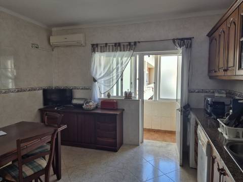 Apartamento T2 com áreas grandes para arrendamento de Setembro a Junho.
