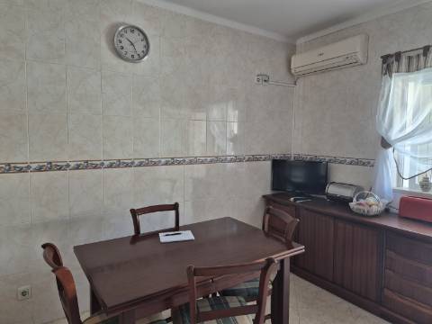 Apartamento T2 com áreas grandes para arrendamento de Setembro a Junho.