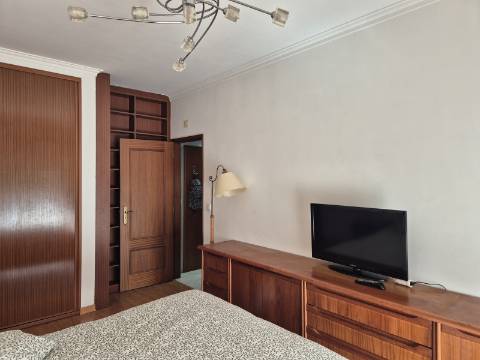 Apartamento T2 com áreas grandes para arrendamento de Setembro a Junho.