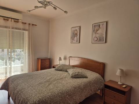 Apartamento T2 com áreas grandes para arrendamento de Setembro a Junho.