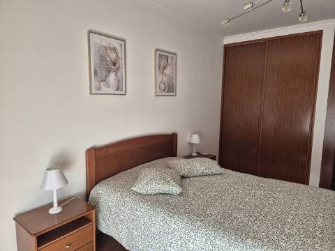 Apartamento T2 com áreas grandes para arrendamento de Setembro a Junho.