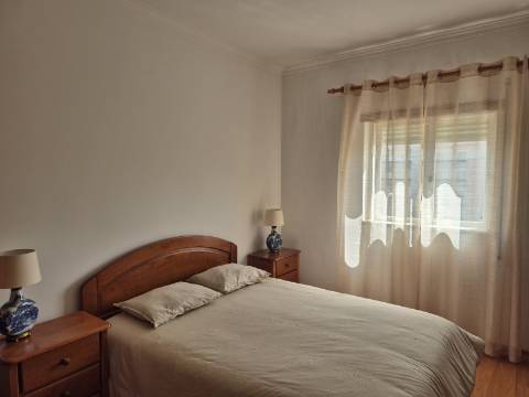 Apartamento T2 com áreas grandes para arrendamento de Setembro a Junho.