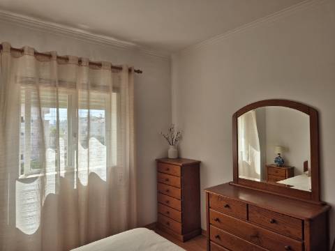 Apartamento T2 com áreas grandes para arrendamento de Setembro a Junho.