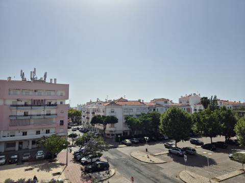 Apartamento T2 com áreas grandes para arrendamento de Setembro a Junho.