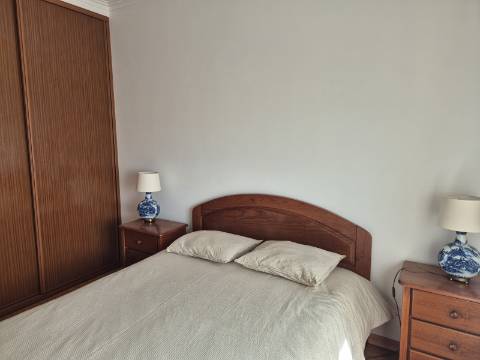 Apartamento T2 com áreas grandes para arrendamento de Setembro a Junho.