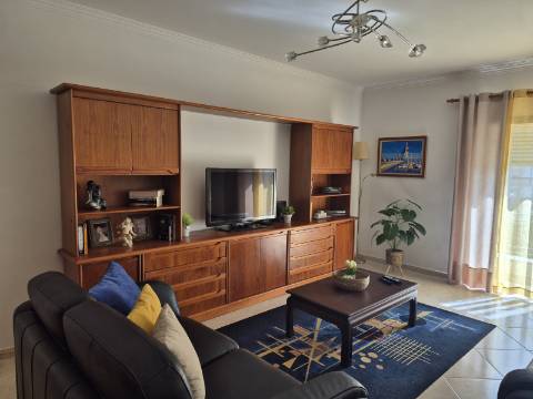 Apartamento T2 com áreas grandes para arrendamento de Setembro a Junho.