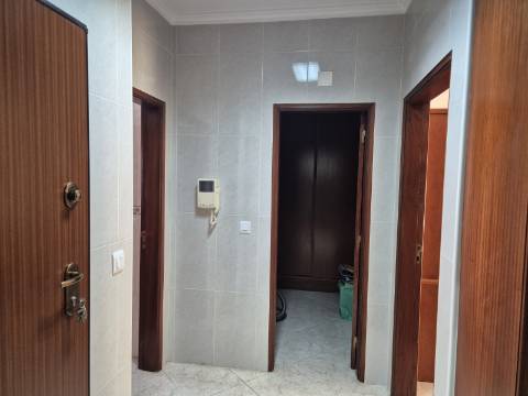 Apartamento T2 com áreas grandes para arrendamento de Setembro a Junho.